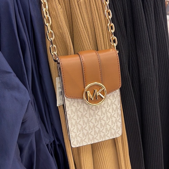 Michael Kors Carmen Small Logo Smartphone Crossbody Bag
Vanilla - Picture 15 of 16